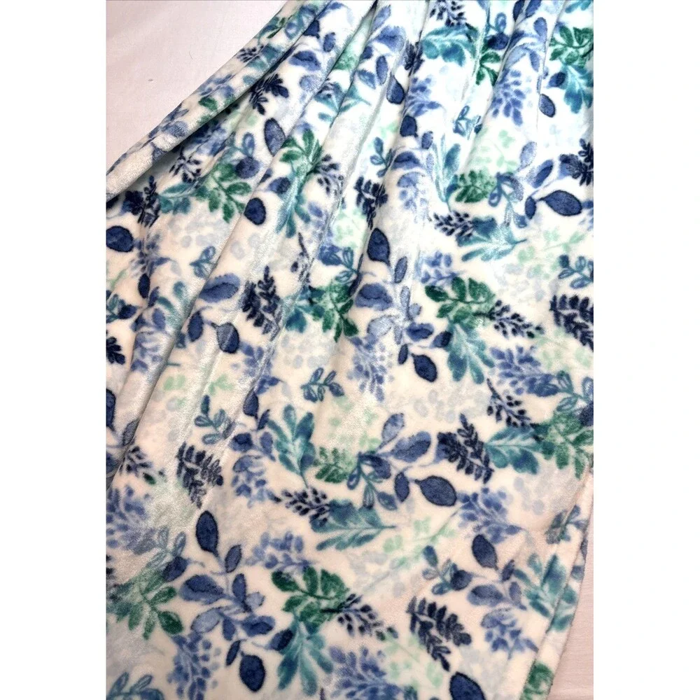 Better Homes & Gardens Oversized Luxury Throw Floral Blue White Plush 50